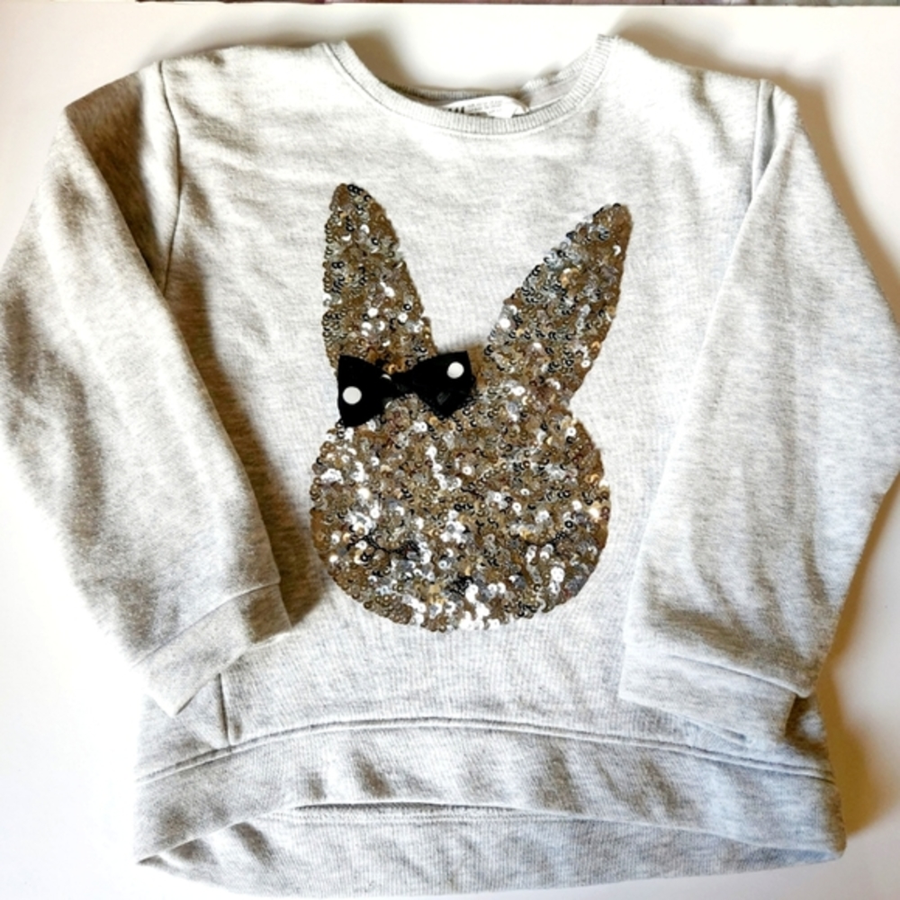💜H&M Grey Bunny sequence closed eyes sweater size 4-6Y